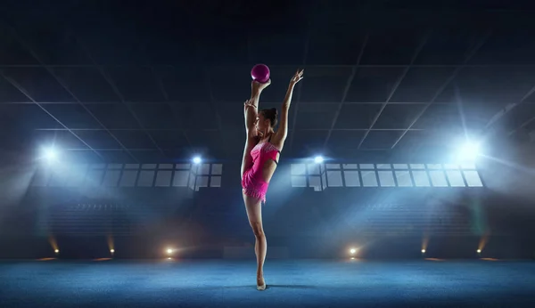 Chica Realizando Gimnasia Rítmica — Foto de Stock