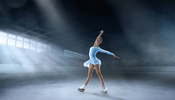 Mujer Joven Patinaje Artístico — Foto de Stock