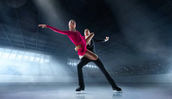 Figura Casal Patinação Arena — Fotografia de Stock