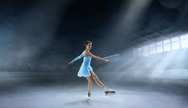 Mujer Joven Patinaje Artístico — Foto de Stock