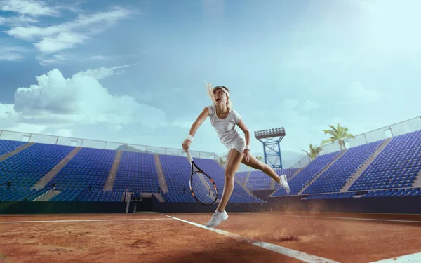 Menina Jovem Jogando Tênis — Fotografia de Stock