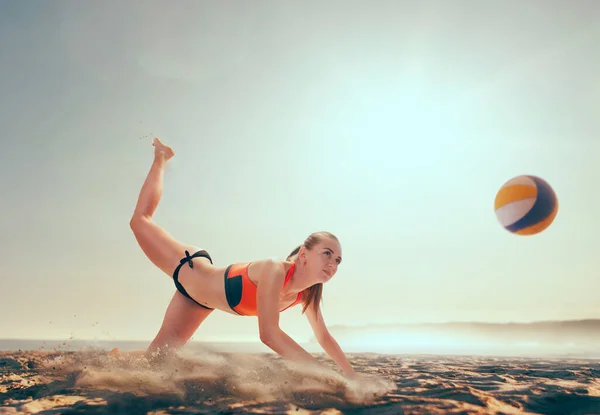 Kvinna Spelar Beachvolleyboll — Stockfoto
