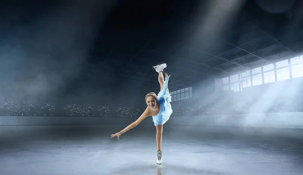 Mujer Joven Patinaje Artístico — Foto de Stock