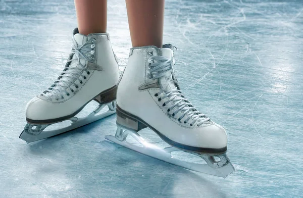 Jonge Vrouw Kunstschaatsen — Stockfoto