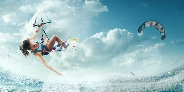 Mulher Jovem Kitesurf — Fotografia de Stock