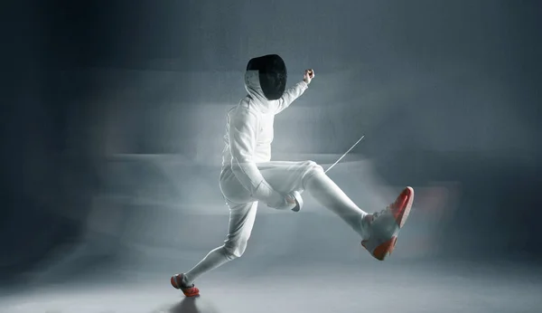 年轻男子击剑运动员 — 图库照片