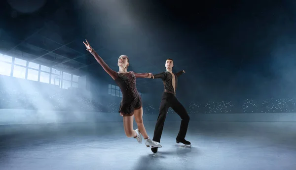 Pareja Patinaje Artístico Sobre Hielo — Foto de Stock