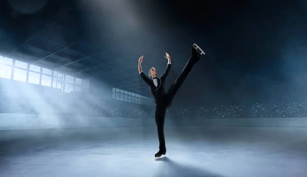 Figura Patinagem Homem Arena — Fotografia de Stock