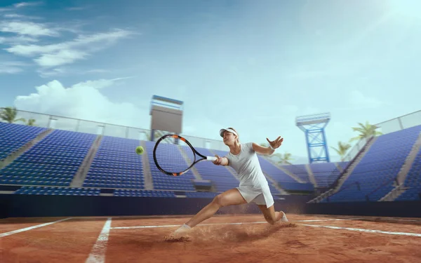 Junges Mädchen Spielt Tennis — Stockfoto