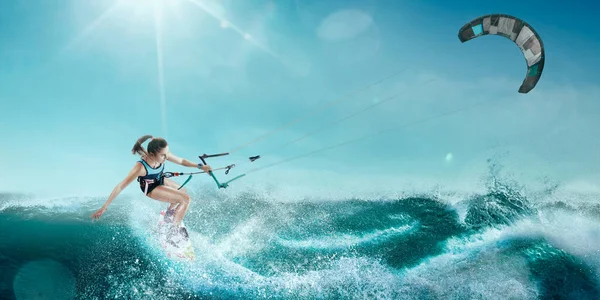 Jonge Vrouw Kitesurfen — Stockfoto