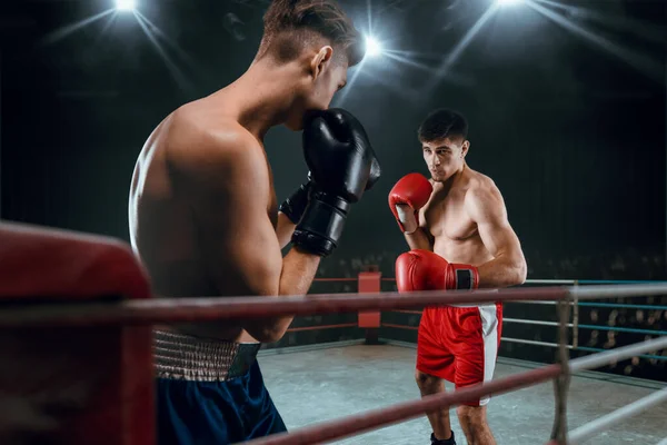 Dois Jovens Lutando Boxe — Fotografia de Stock