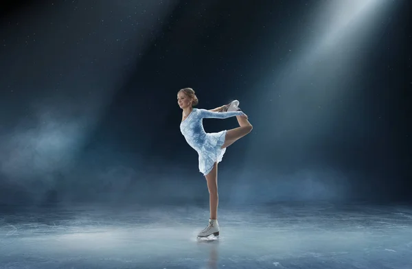 Mujer Joven Patinaje Artístico — Foto de Stock