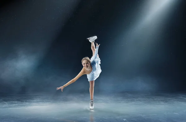 Mujer Joven Patinaje Artístico — Foto de Stock