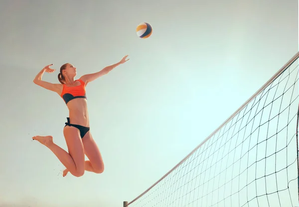 Frau Spielt Beachvolleyball — Stockfoto
