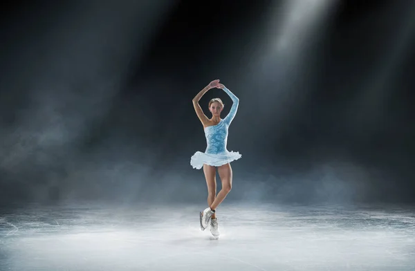 Young Woman Figure Skating — Stock Photo, Image