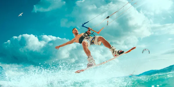 Junger Mann Beim Kitesurfen — Stockfoto