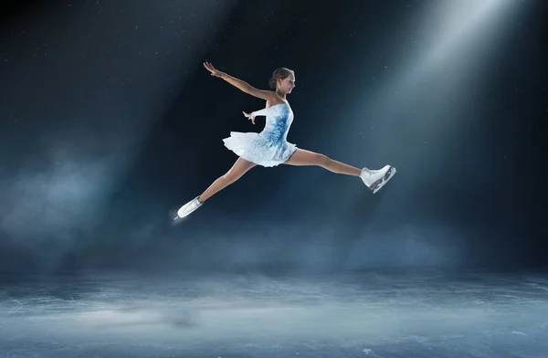 Mujer Joven Patinaje Artístico — Foto de Stock