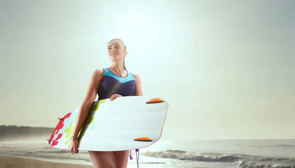 Ung Kvinna Drake Surfing — Stockfoto