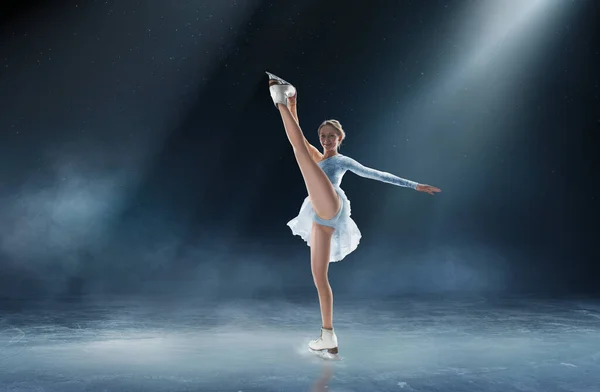 Mujer Joven Patinaje Artístico — Foto de Stock