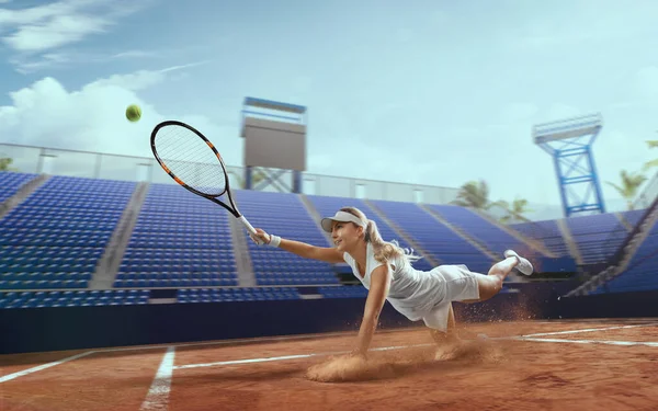 Junges Mädchen Spielt Tennis — Stockfoto