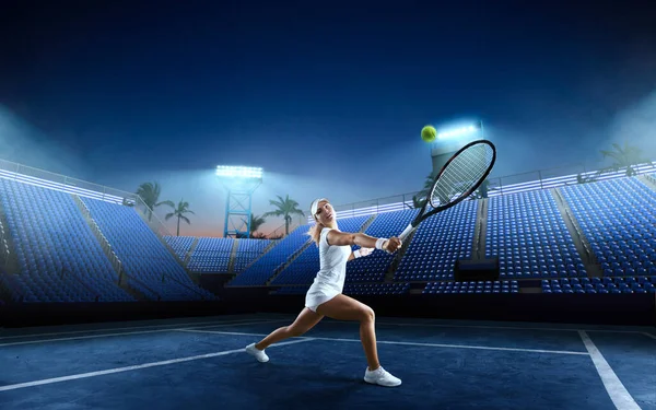 小女孩打网球 — 图库照片