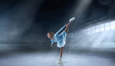 Genç kadın artistik patinaj.