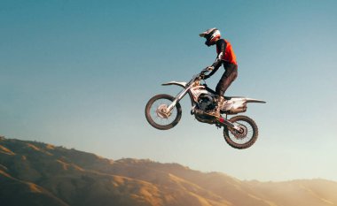 Moto serbest stil. Motosiklet dublörü 