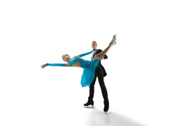 Artistik patinaj yapan çift buzda dans ediyor..