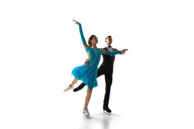 Artistik patinaj yapan çift buzda dans ediyor..