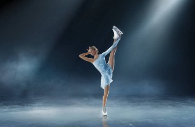 Genç kadın artistik patinaj.