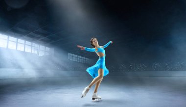 Arenadaki artistik patinajcı kadın.