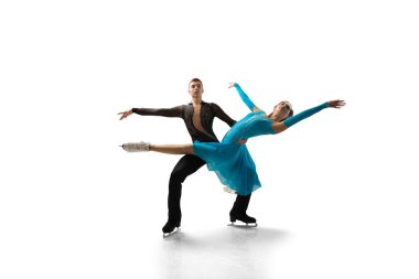 Artistik patinaj yapan çift buzda dans ediyor..