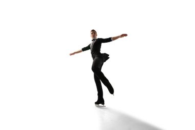 Genç erkek artistik patinajcı.