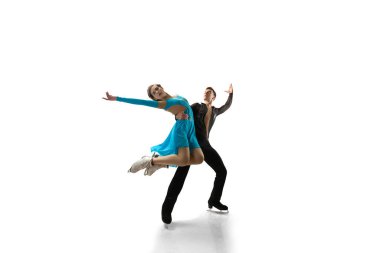 Artistik patinaj yapan çift buzda dans ediyor..
