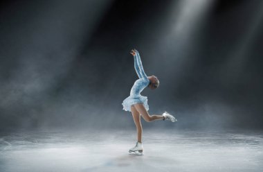 Genç kadın artistik patinaj.