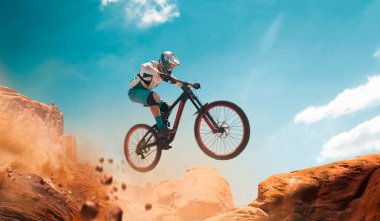 Yokuş aşağı. Bisiklet süren bir bisikletçi..