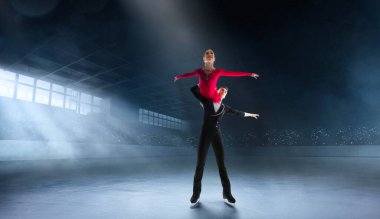 Arenadaki artistik patinajcı çift.