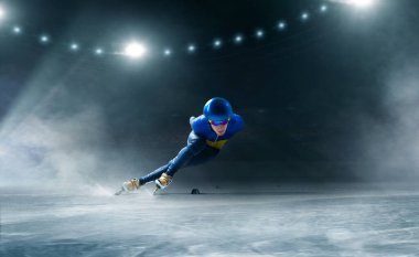 Kısa pist hız patencisi erkek sporcu.