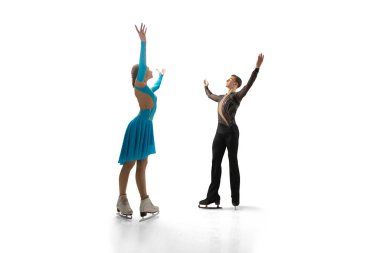 Artistik patinaj yapan çift buzda dans ediyor..