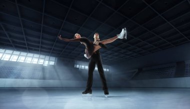 Buz üstünde buz pateni yapan çift..