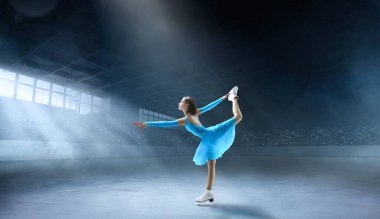 Arenadaki artistik patinajcı kadın.