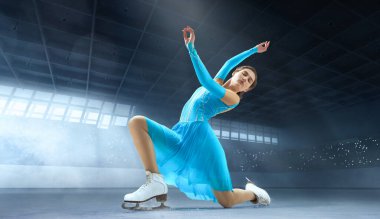 Arenadaki artistik patinajcı kadın.