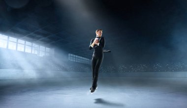 Genç erkek artistik patinajcı.