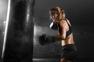 Genç sporcu kickboks kızı.