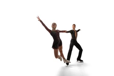 Buz üstünde buz pateni yapan çift..