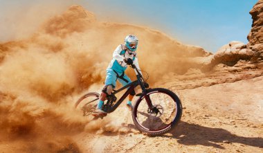 Yokuş aşağı. Bisiklet süren bir bisikletçi..