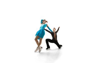 Artistik patinaj yapan çift buzda dans ediyor..