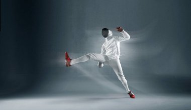 Genç erkek eskrim sporcusu.