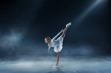 Genç kadın artistik patinaj.