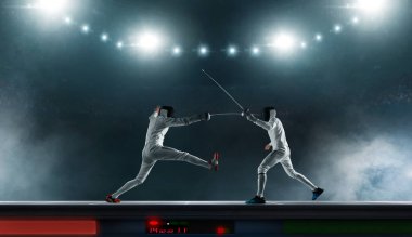 Eskrim yapan iki genç adam..